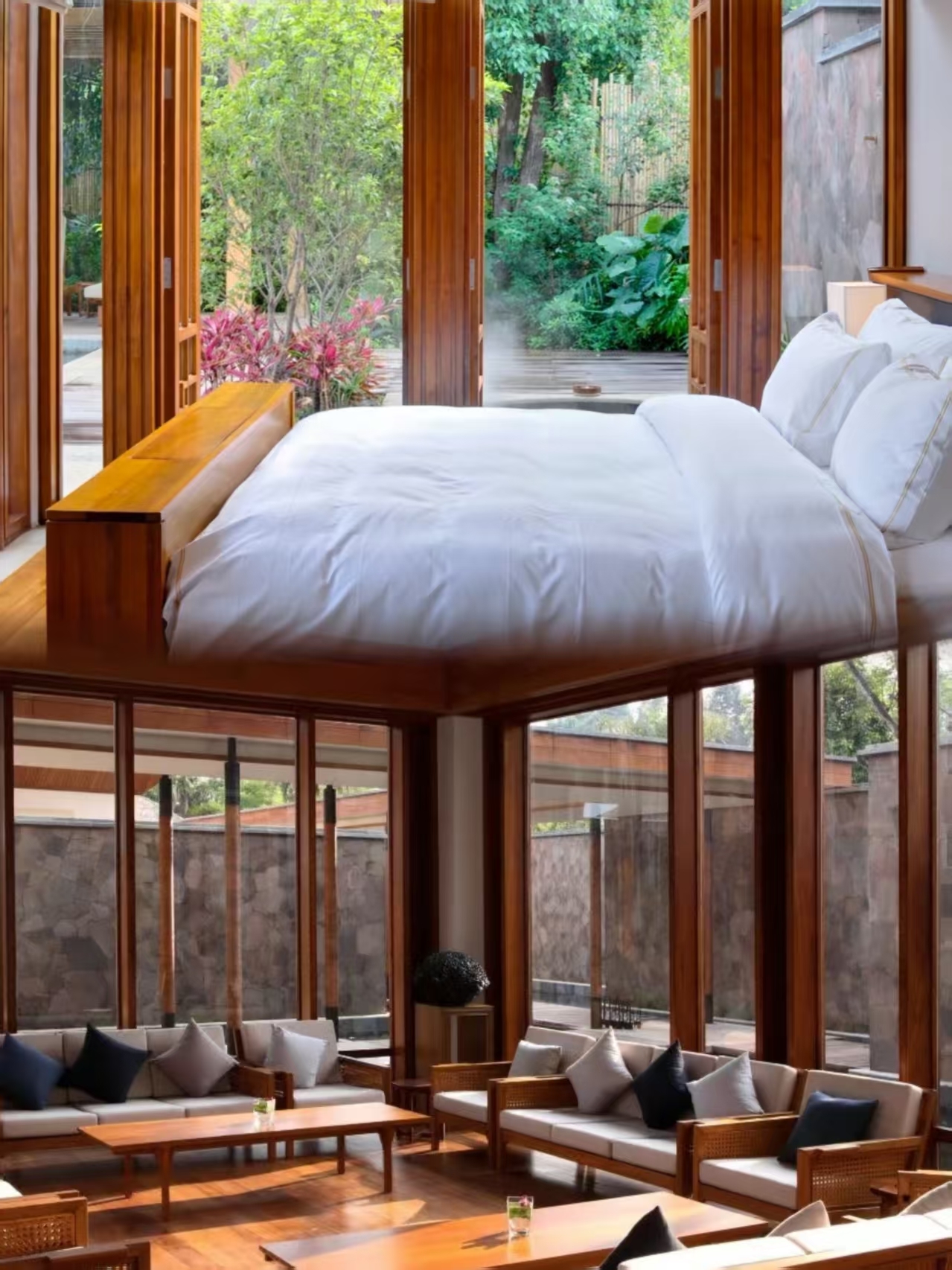 Kunming Bailian Hotel
I finally discovered a hidden vacation paradise by Yangzong Lake in Kunming 🌿. This hotel is located in the Yangzong Lake Tourism Resort Area of Yiliang County, boasting exclusive lakeside and garden views. It's close to the city yet completely away from the hustle and bustle. Opening the window reveals the vast misty lake view, and this stay experience truly touched my heart 💘!
I was amazed as soon as I entered the room ✨. The cleanliness throughout the space is meticulous, not a speck of dust in the corners, and even the mirror on the washbasin is polished to a shine 🪞! The soundproofing is excellent; closing the doors and windows blocks out the garden sounds outside. Soaking in the private hot spring or daydreaming in the room is completely undisturbed, with privacy at 100% 💯. The room features minimalist Oriental aesthetics, with natural wood paired with transparent floor-to-ceiling windows. The private outdoor hot spring pool is super comfortable—lying in the warm spring water under the starry sky brings an overwhelming sense of happiness 🌟!
Dining at the hotel is pure bliss 🍽️. The breakfast offers a wide variety of Chinese and Western dishes, and the freshly cooked Crossing-the-Bridge Rice Noodles add a full sense of ceremony. The broth is so fresh that after finishing one bowl, you want another 🍜! For main meals, you must try authentic Yunnan cuisine. The teapot soup is warm and nourishing, and the wild mushroom hot pot is incredibly fresh, with every bite showcasing the true flavor of seasonal ingredients 😋. Afternoon tea paired with Pu'er tea and snacks is delightful—the tea aroma mixed with the sweetness of the pastries, enjoyed slowly on the lakeside terrace, is both lazy and cozy ☕️!
The beautiful scenery around the hotel is just a few steps away 🚶. The Yangzong Lake Ancient Tree Scenic Area is only 196 meters away, perfect for a lakeside stroll 🌊; Kunming Bailian SPA Hot Springs is just 82 meters away, so after soaking in your private hot spring, you can experience different pools in the public area ♨️; the Overseas Chinese Town Golf Club is only 105 meters away, so sports lovers can fully enjoy their game ⛳️. No need to travel far—there’s plenty of fun right around the hotel!
🎁 Here are some little tips~
Booking two weeks in advance is more reliable, and villa rooms with private hot springs are very popular, so be sure to book early during holidays 📅!
It’s recommended to arrange the hotel shuttle from Kunming Changshui Airport; the driver will hold a sign and wait, making it very worry-free. The drive takes about 1 hour 🚗;
Be sure to bring swimwear and a light jacket—swimwear is essential for the hot springs, and Kunming has a big temperature difference between morning and night, so a jacket keeps you warm 🧥;
Don’t miss the hotel’s tea ceremony experience and rainforest SPA. Immerse yourself in Pu'er tea culture and enjoy the traditional Dai massage, which is super relaxing 💆. The full experience will leave you completely relaxed~