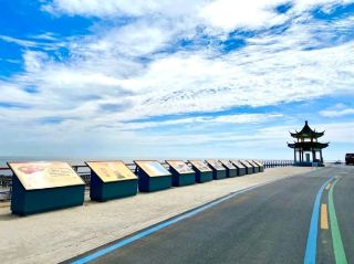 Speaking of coastal towns in Jiangsu, Binhai in Yancheng has recently become one of the most tranquil and perfect getaway destinations in Northern Jiangsu. It offers more than just incredibly healing blue seas, salt flats, white windmills, and unmissable sunsets; there are also several cost-effective, thoughtfully detailed accommodation options. From the nostalgic old town to the Binhai Industrial Park, you can enjoy the intertwined scenery of lakes and seas while getting a peaceful night's sleep. This time, we highly recommend a short trip to Binhai-Yancheng to soak up the sun, breathe in the salty air, and embark on a slow travel experience that belongs entirely to you.