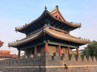 Stepping into Baoding feels like rewinding through a time tunnel: on one side, the bustling modern commercial districts, and on the other, the story-filled Baoding Viceroy's Office from the Qing Dynasty. Staying in the old city this time, you have plenty of budget-friendly hotels to choose from, allowing you to closely examine the centuries-old history of the government office while easily enjoying the convenience of the city center. Baoding is a city with both profound historical weight and a vibrant local vibe. On a sunny day, the sunlight spilling over the Chinese-Western architectural styles will make you want to snap endless photos for the Gram.