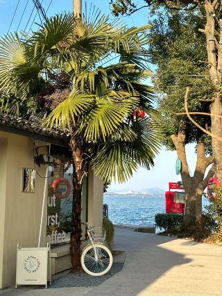 Ningbo | A Korean-Vibe Lakeside Cafe at Dongqian Lake.