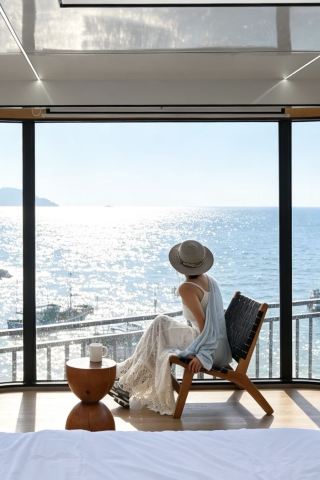 Nanji Island | Embark on a gentle, healing rendezvous with the blue sea. Crystal-clear waters, mountain meadows, wildflowers blooming freely in the mountains, soft sandy beaches...