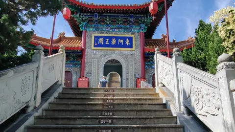 Ngọn đồi trong khu thắng cảnh Đình Yaowang không cao lắm, nhưng leo lên đó sẽ cho phép du khách chiêm ngưỡng toàn cảnh hồ từ trên cao. — traveler post in Đông A