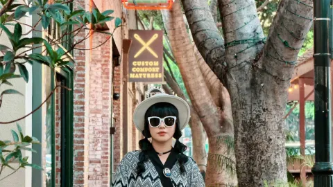 파사데나 거리를 걸으면서 "인생을 시처럼 살라"는 말이 진정으로 무엇을 의미하는지 깨달았습니다. 동네 전체가 티끌 하나 없이 깨끗했고, 마치 누군가가 섬세하고 부드러운 햇살로 한 치 한 치 정성스럽게 가꾼 듯했습니다. — traveler post in 패서디나
