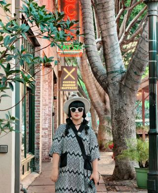 เมื่อได้เดินไปตามถนนในเมืองพาซาดีนา ฉันก็เข้าใจอย่างแท้จริงว่า "การใช้ชีวิตดุจบทกวี" นั้นหมายความว่าอย่างไร ทั้งย่านนั้นสะอาดสะอ้านราวกับว่ามีใครบางคนรังสรรค์มันขึ้นมาอย่างพิถีพิถันทีละนิ้วด้วยแสงแดดอ่อนๆ
