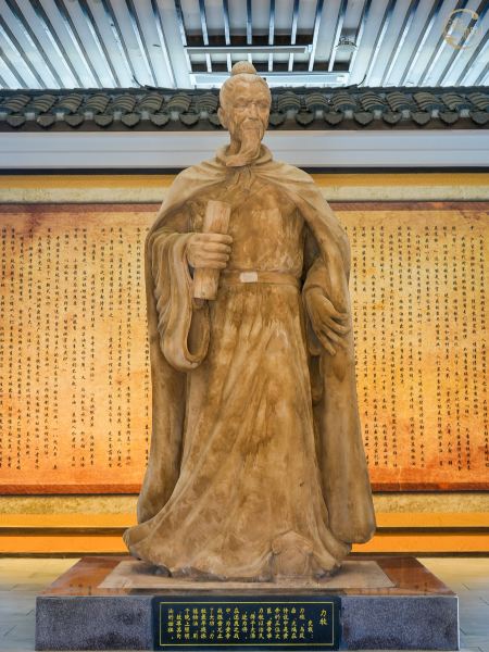 Visit the oil mill in the Rammed Earth Town of Zhuxi and immerse yourself in the ancient oil-pressing culture of the Qinba Mountains