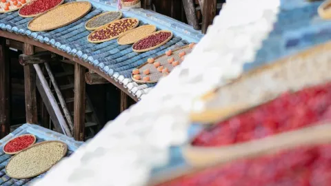 Pengeringan Musim Gugur di Chuxi Tulou | Keranjang Penampi Bukan Sekadar Alat Peraga, Melainkan Rutinitas Harian Orang Hakka — traveler post in Longyan