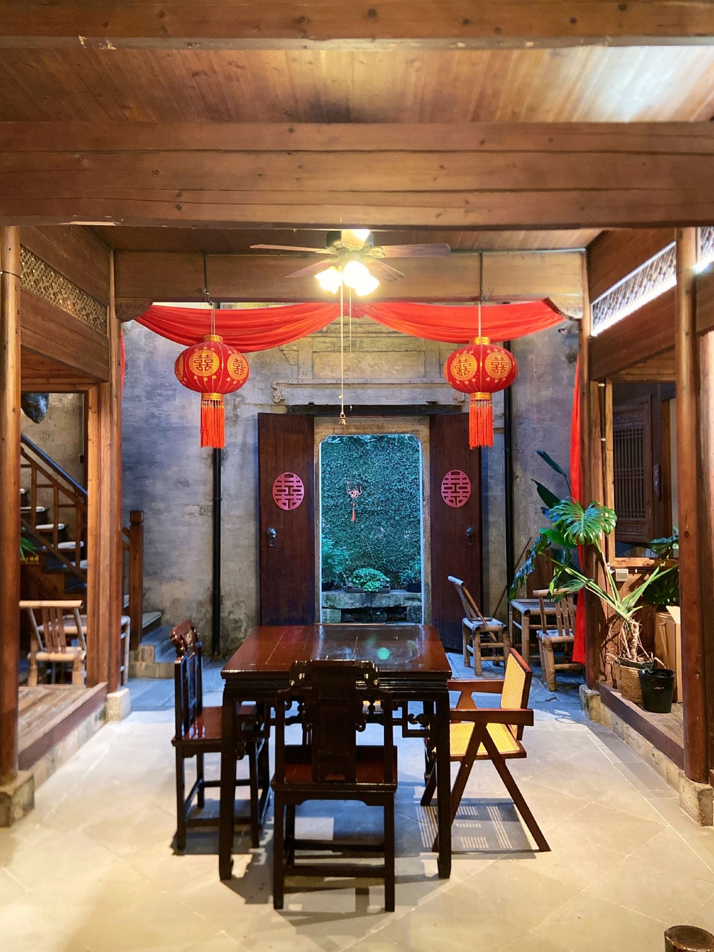 A courtyard restaurant hidden in a century-old house in Hongcun
