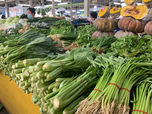 ตลาดสดธนบุรี ของกินเยอะ อิ่มตัวตึง 