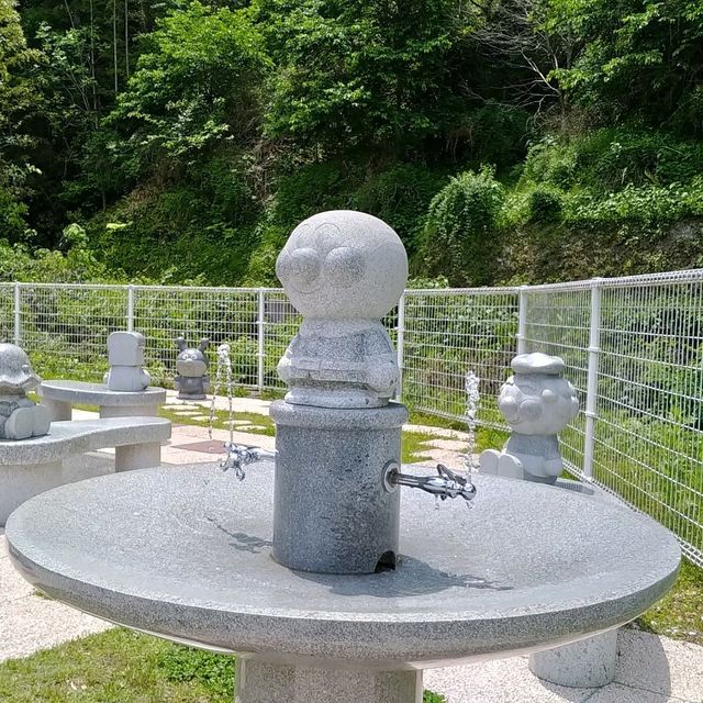 北海道的 富良野，大人愛上薰衣草花田、彩色花海，海馬仔則愛上「麵包超人專賣店」