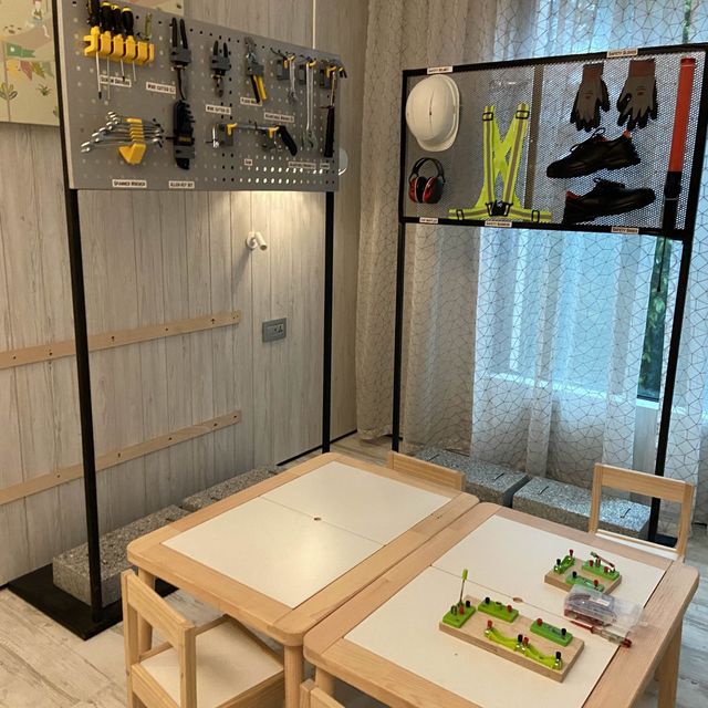 Super kids friendly hotel! 4 swimming areas and mini workshops!