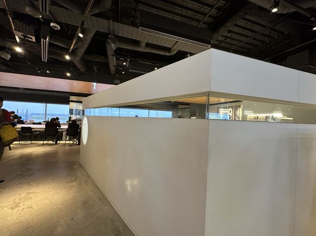 東京・羽田空港。第1ターミナル(南ウイング)保安検査場内の有料ラウンジ『POWER LOUNGE SOUTH 』