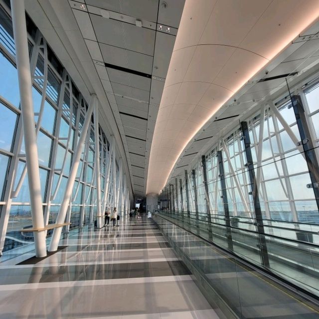 機場裡的玻璃天空走廊🌏🌁