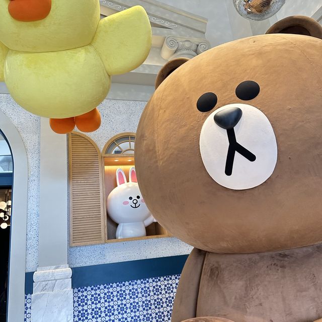 今次澳門遊訂咗葡京人酒店，主要係因為line friend 主題房，整體感覺唔錯，設備算完善；朋友訂既係另一個主題，景觀主要睇水喉管🤣🤣🤣 check in 唔算等太耐。