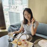 在位於49樓的Salisterra裡嘆下午茶🩷