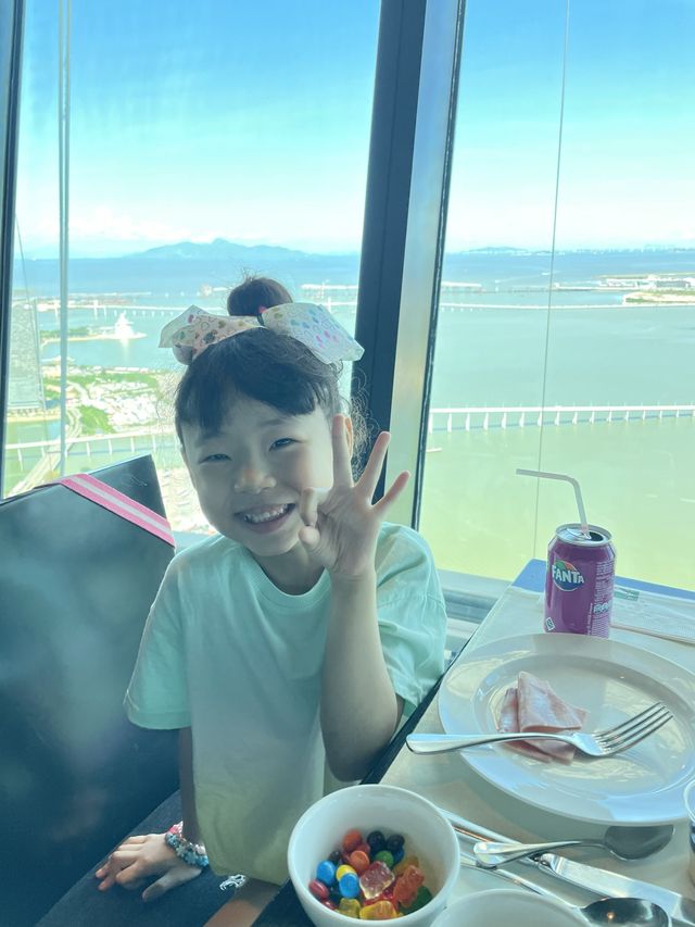 澳門旅遊塔中旋轉餐廳食與樂