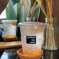 รีวิว Saffron Hill Cafe  🏡☕️🐷🍃 #มีนบุรี #คาเฟ่ท