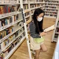 แวะไปอ่านหนังสือและถ่ายรูปที่ Library@orchard