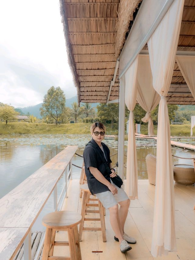 คาเฟ่สไตล์บาหลีตั้งอยู่กลางทะเลสาบล้อมไปด้วยขุนเขา