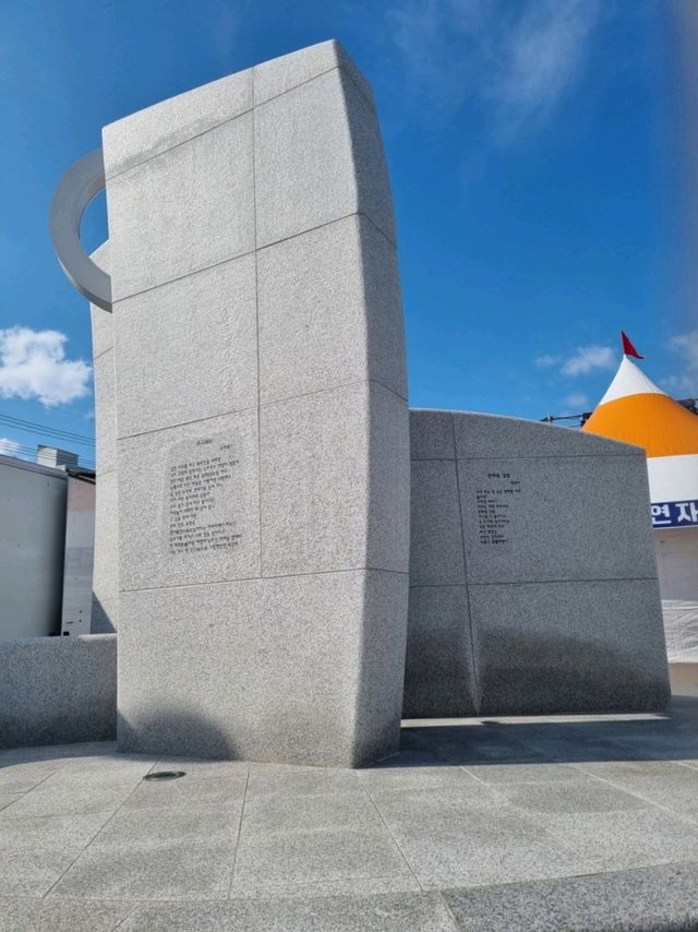 통영항 바다위 사랑스런 동백이랑 눈맞춤🌺