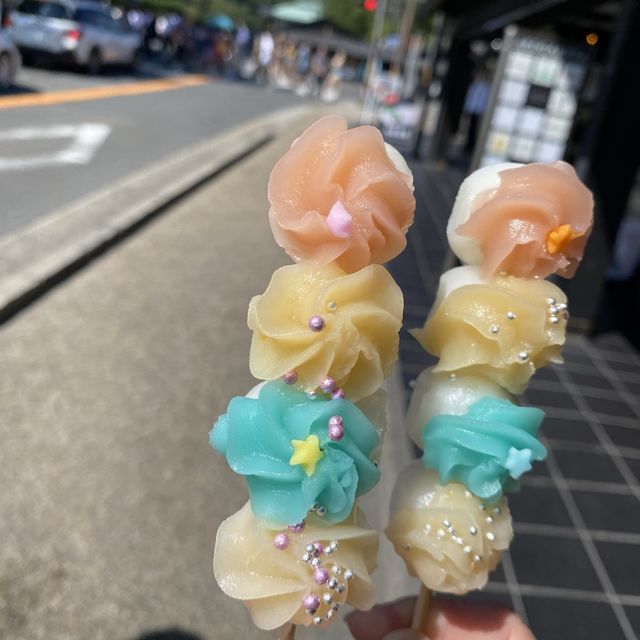 寺子屋本舗の華美（はなみ）団子1本300円