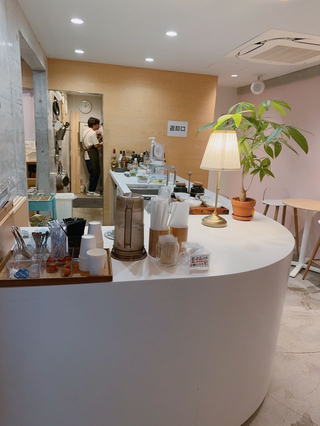 路地裏にひっそり 新大久保 DOMOCafe