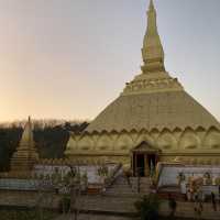 燦然と輝く黄金の仏塔　Samakkhixay Stupa