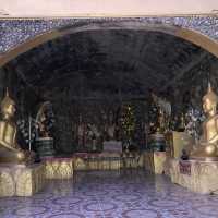 燦然と輝く黄金の仏塔　Samakkhixay Stupa