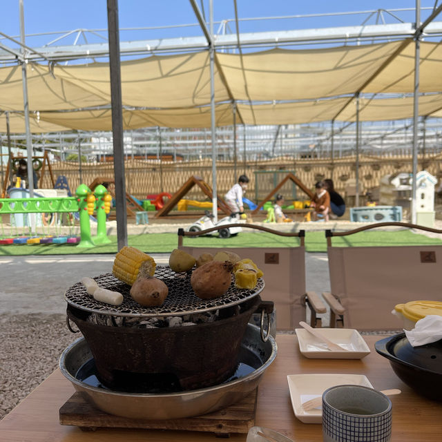 有乜好過chill住同朋友吹水bbq，啲細路就喺前面玩 