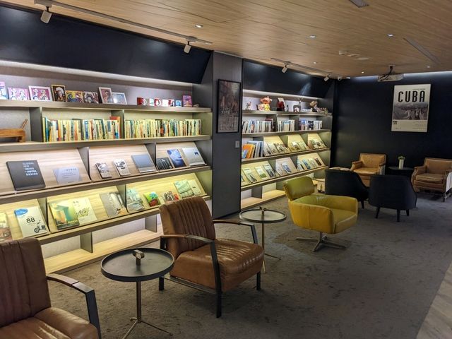 房間雖小和無景觀，但去桃園機場超方便同裝修時尚👍🏻
