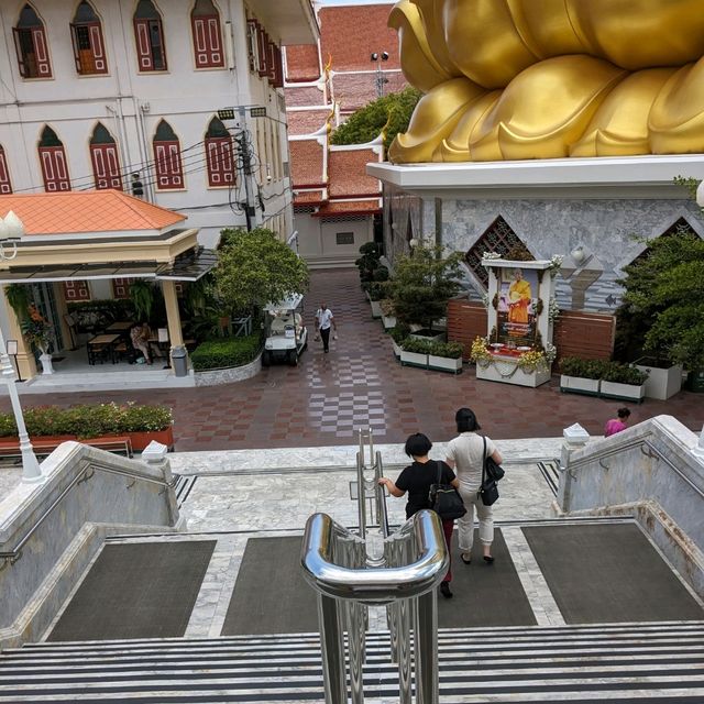 バンコク ワット・パクナム 凄く大きい黄金の大仏様が神々しい。