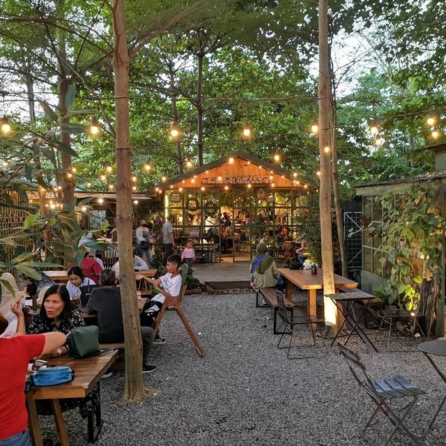 Rustic Market. An awesome hang out spot!!