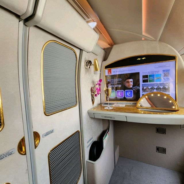 รีวิว First Class สายการบิน Emirates Airlines
