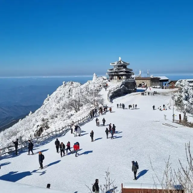 Beautiful Snow View of Deogyusan Mountains 