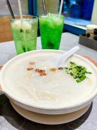 「新記食熱辣辣既生滾雞粥，必食之選」