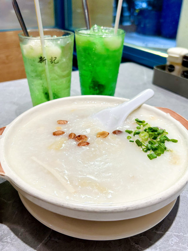 「新記食熱辣辣既生滾雞粥，必食之選」