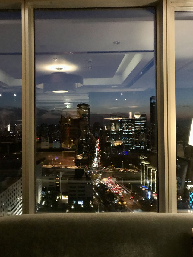โรงแรม 🏨 หรูบนย่านธุรกิจแต่สงบและน่าพักผ่อน 
