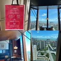 酒店33樓可以從中午坐到晚上，還可以不停地吃