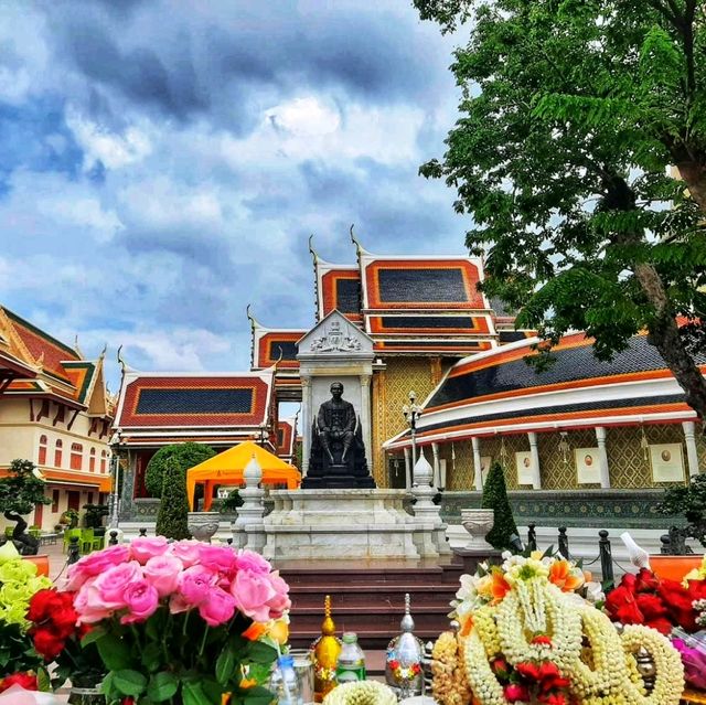 ชมศิลปะไทยผสมตะวันตก ณ วัดราชบพิธฯ