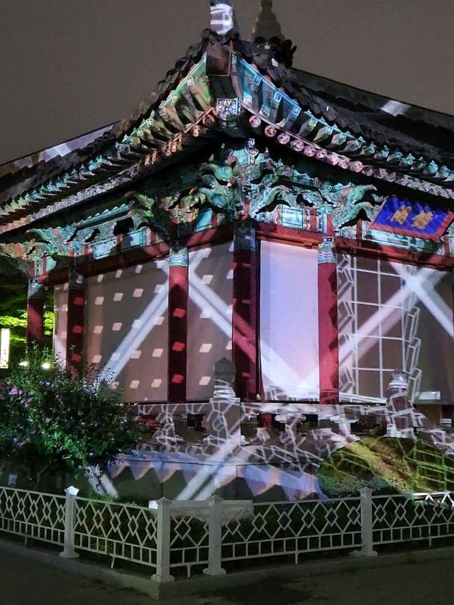 환상적인 미디어아트를 감상할 수 있는 한밤중의 용두산공원