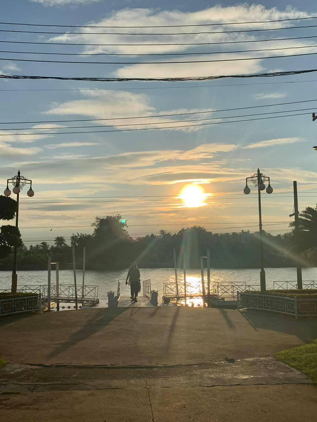 📍“อาสนวิหารแม่พระบังเกิด”โบสถ์สวยริมแม่น้ำแม่กลอง