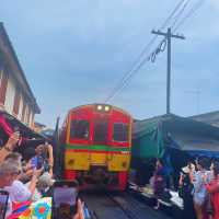 【タイ🇹🇭】露店すれすれを電車が通る！？メークロン市場