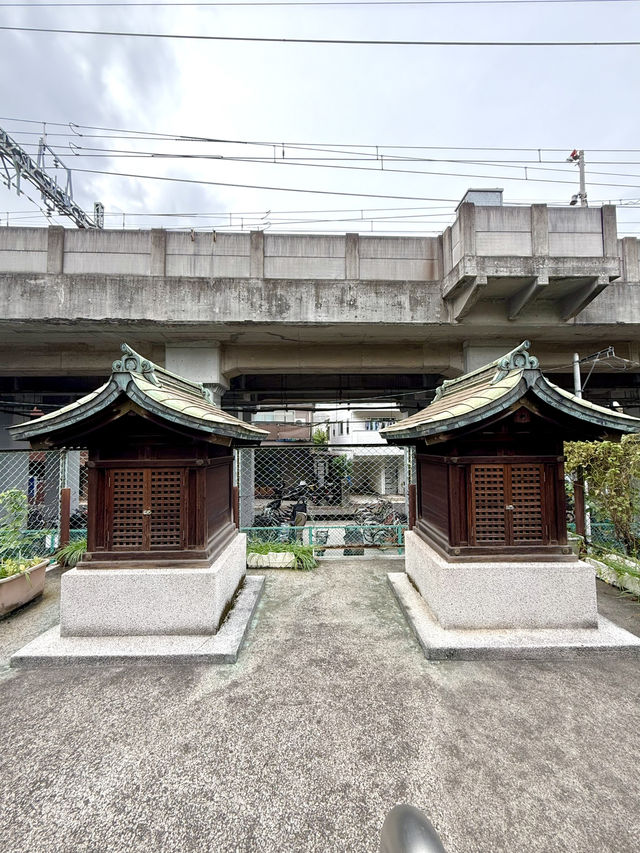 【東京都】色彩豊かな朱色の社殿