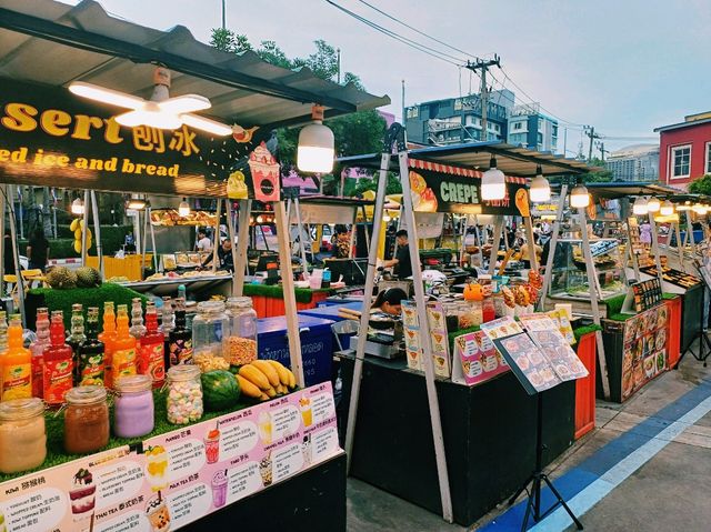 泰國芭提雅Pattaya Marina Night Market夜市，環境乾淨整潔，食物很好吃，價格公道，是來芭提雅打卡夜市好去處