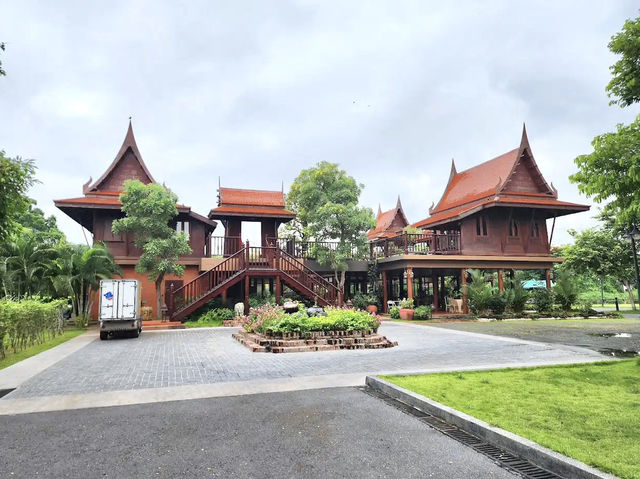 โรงแรมดีวาลักซ์ รีสอร์ตแอนด์สปา สุวรรณภูมิ