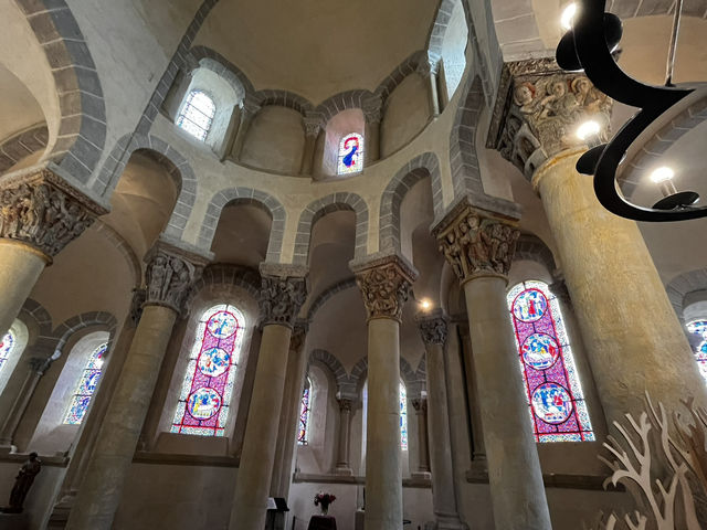⛪ サンネクテール教会：フランスの田舎で出会うロマネスク建築の宝石 ✨