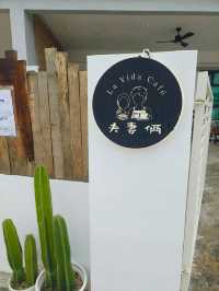 Unwind This Holiday Season with Friends at La Vida Cafe