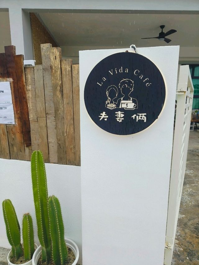 Unwind This Holiday Season with Friends at La Vida Cafe