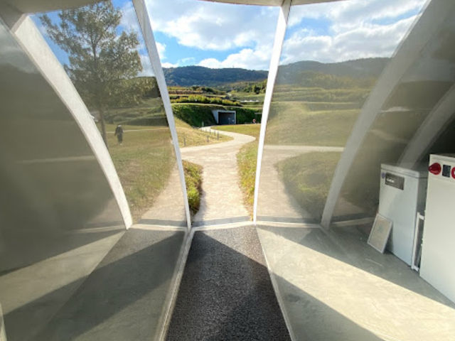 【豊島美術館】