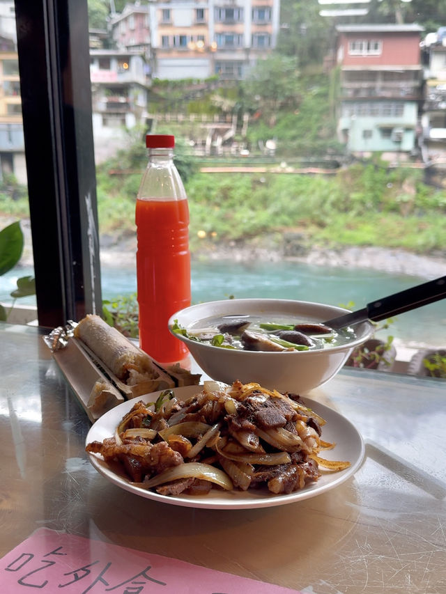 Retro Meal by the River in Wulai Old Street