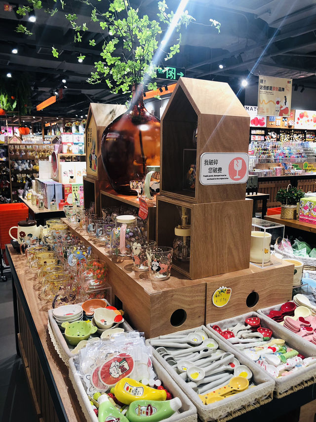很多不同種類的精品,文具很吸引哦🤩 很多不同種類的精品,文具很吸引哦🤩